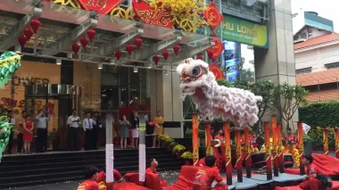Hoạt động khai trương biểu diễn lân 